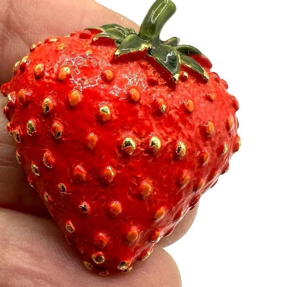 Strawberry brooch - Picture 3 of 7